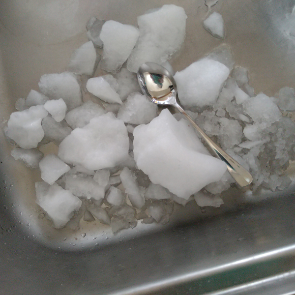 冷蔵庫ピーピーの原因★冷蔵庫の奥に巨大な霜ができていた