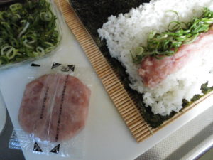 巻き寿司のレシピ★ラップで簡単！美味しい具材もご提案します♪
