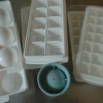 丸い氷ができる製氷皿、ダイソーと高いのは違う？作り方のコツは…