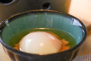 100均の温泉卵器はお湯を入れるだけのタイプがおすすめ♪レンジですぐの作り方なども紹介します。